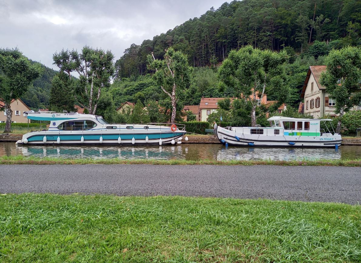 Nicols Hausboot auf dem Fluss im Grünen